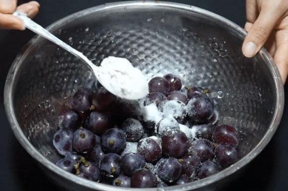 Chỉ dùng nước sạch để rửa nho, tương đương với việc ăn phải trứng côn trùng”, mách bạn cách rửa sạch và đảm bảo vệ sinh trước khi ăn-4