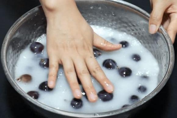 Chỉ dùng nước sạch để rửa nho, tương đương với việc ăn phải trứng côn trùng”, mách bạn cách rửa sạch và đảm bảo vệ sinh trước khi ăn-5