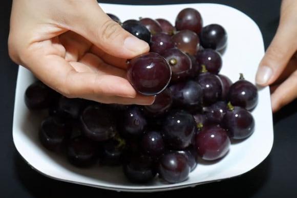 Chỉ dùng nước sạch để rửa nho, tương đương với việc ăn phải trứng côn trùng”, mách bạn cách rửa sạch và đảm bảo vệ sinh trước khi ăn-6