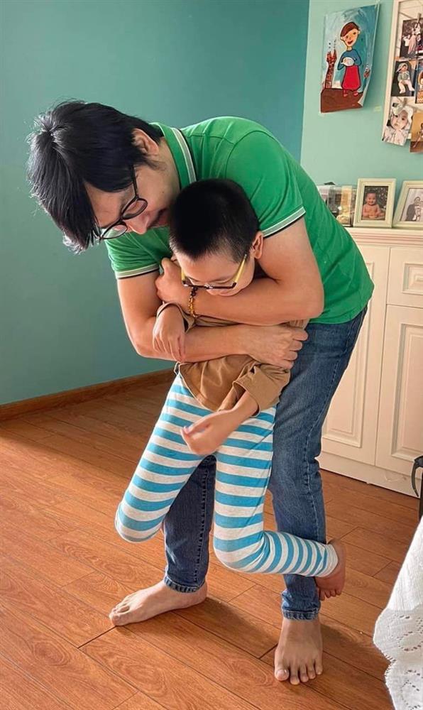 GS Cù Trọng Xoay trổ tài giúp con điền từ còn thiếu vào Con có... như nhà có nóc, cậu bé chốt 1 câu khiến bố cạn lời, mẹ thì tổn thương sâu sắc-1