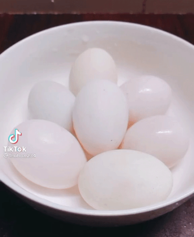 Phân biệt trứng sống - trứng chín bằng một mẹo siêu hay, chắc chắn nhiều chị em chưa biết cách này!-1