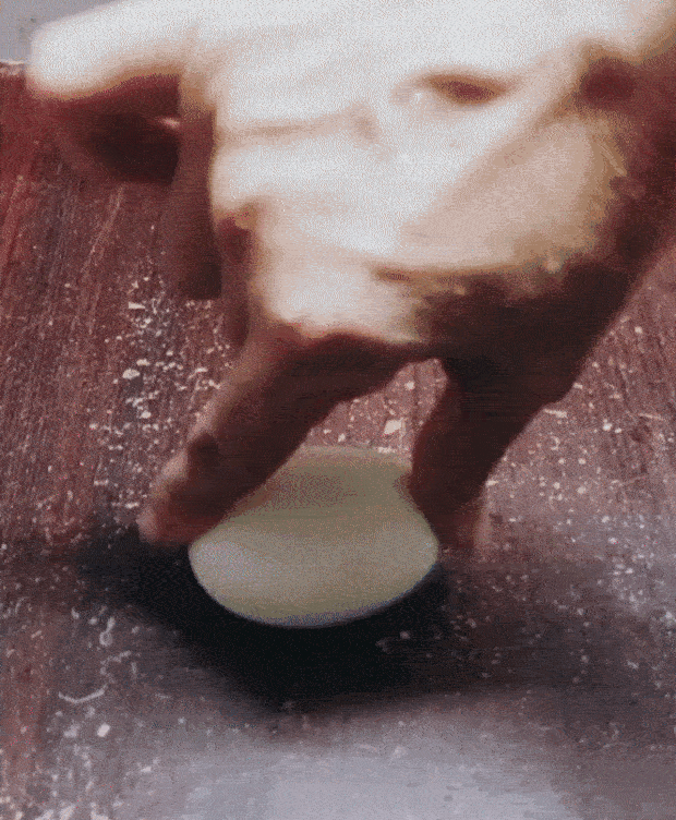 Phân biệt trứng sống - trứng chín bằng một mẹo siêu hay, chắc chắn nhiều chị em chưa biết cách này!-4