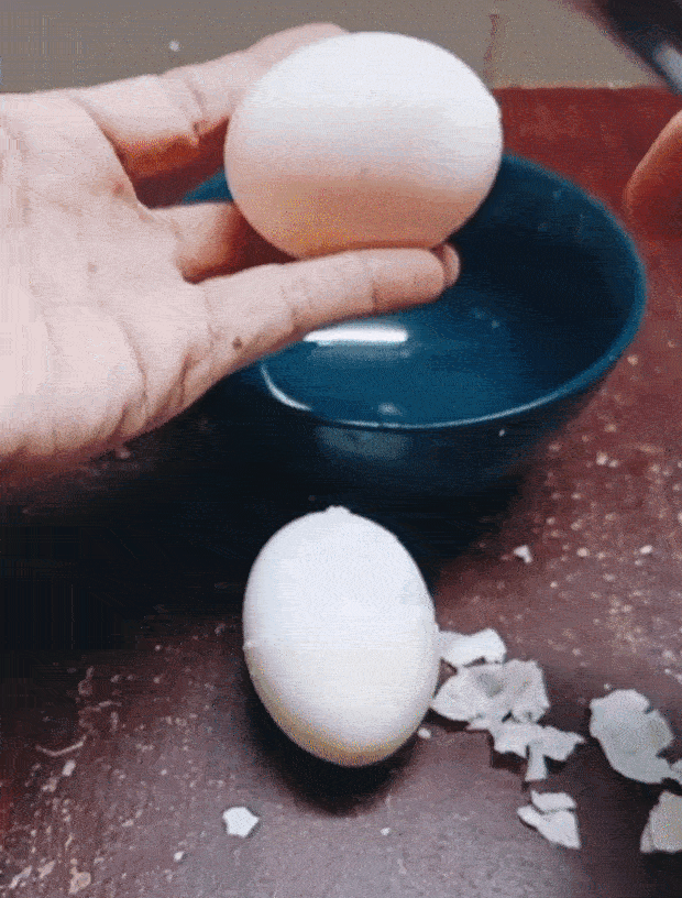 Phân biệt trứng sống - trứng chín bằng một mẹo siêu hay, chắc chắn nhiều chị em chưa biết cách này!-6