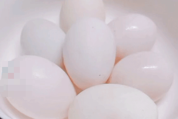 Phân biệt trứng sống - trứng chín bằng một mẹo siêu hay, chắc chắn nhiều chị em chưa biết cách này!