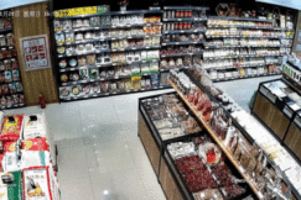 Nhầm chân ga, nữ tài xế tông bay tường siêu thị, hàng hóa văng tứ tung