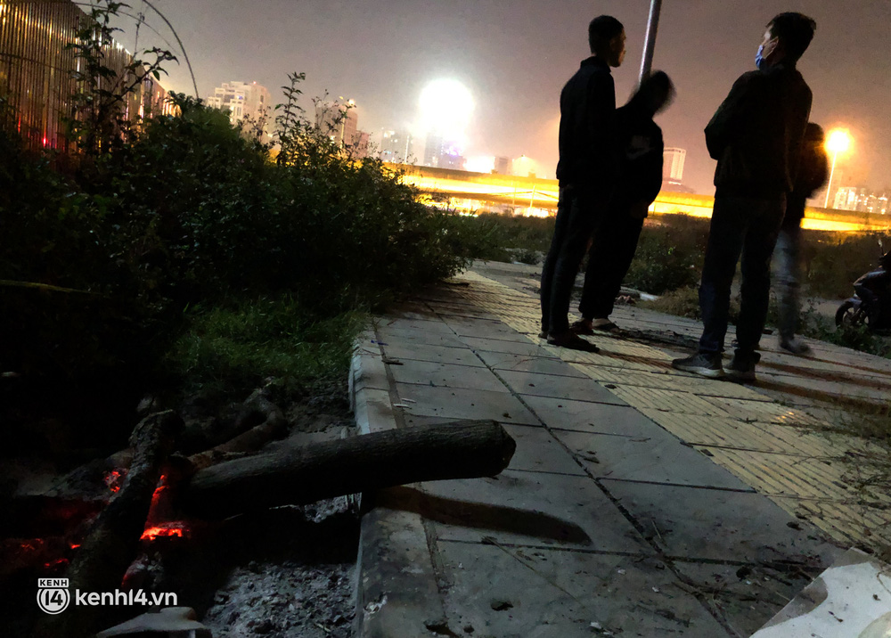 Hà Nội: Thất nghiệp vì dịch Covid-19, hai anh em ruột rủ nhau ra nhà cống ăn, ngủ qua ngày-1