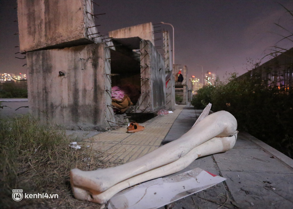 Hà Nội: Thất nghiệp vì dịch Covid-19, hai anh em ruột rủ nhau ra nhà cống ăn, ngủ qua ngày-7