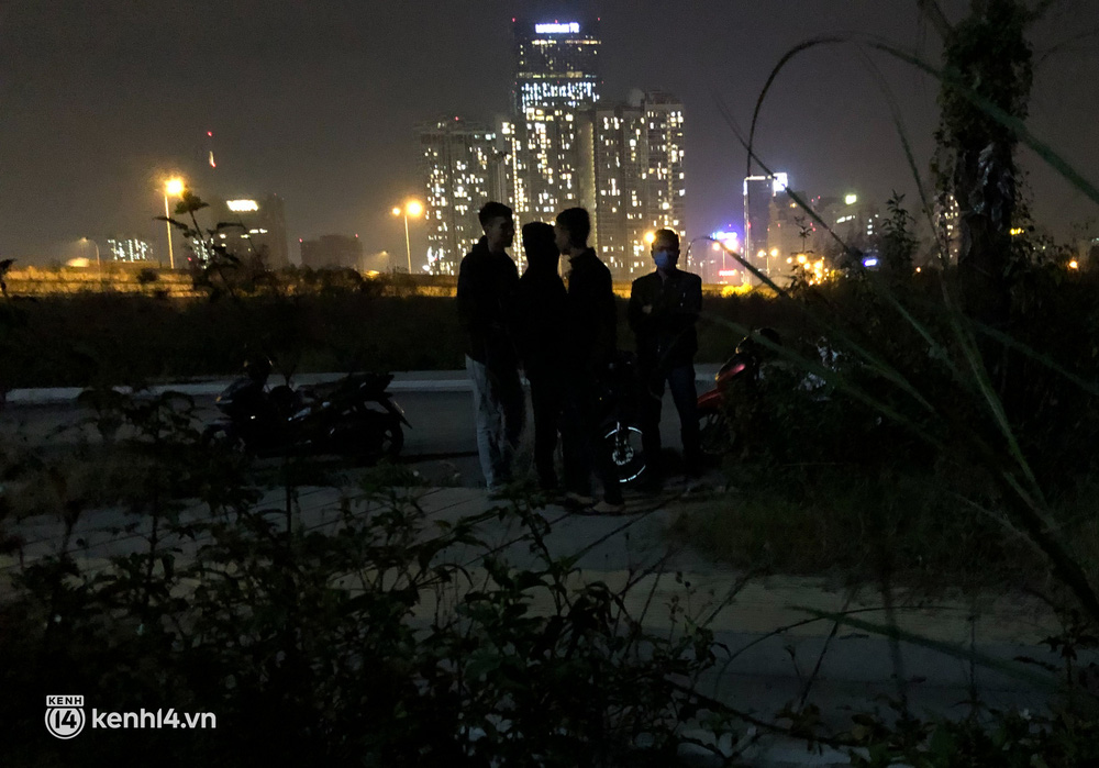 Hà Nội: Thất nghiệp vì dịch Covid-19, hai anh em ruột rủ nhau ra nhà cống ăn, ngủ qua ngày-11