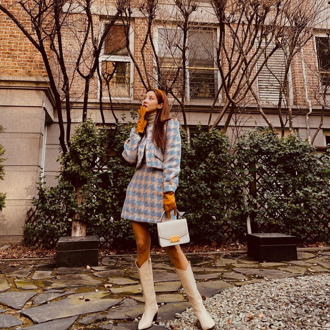 Trời lạnh nhưng sao Hàn vẫn diện chân váy ngắn ầm ầm là vì họ biết cách mix đủ ấm, chuẩn đẹp-4