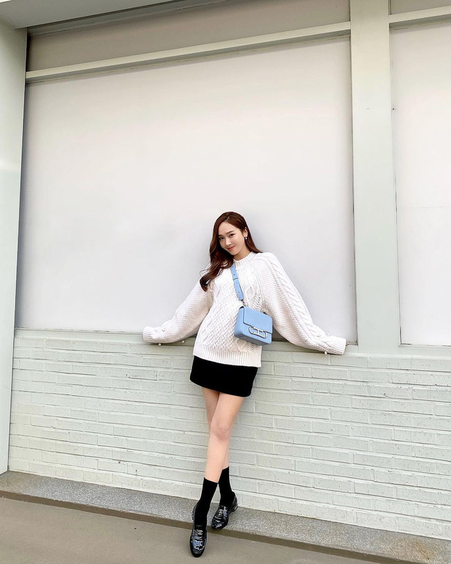 Trời lạnh nhưng sao Hàn vẫn diện chân váy ngắn ầm ầm là vì họ biết cách mix đủ ấm, chuẩn đẹp-5