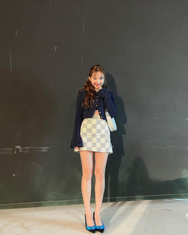Trời lạnh nhưng sao Hàn vẫn diện chân váy ngắn ầm ầm là vì họ biết cách mix đủ ấm, chuẩn đẹp-9