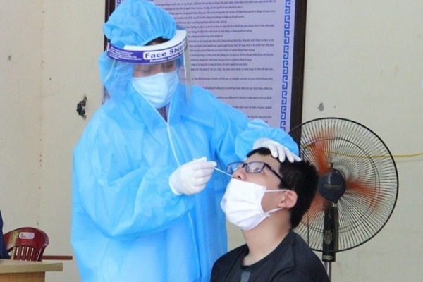 Nhân viên y tế dùng một que tăm bông lấy mẫu test Covid-19 cho nhiều người-1