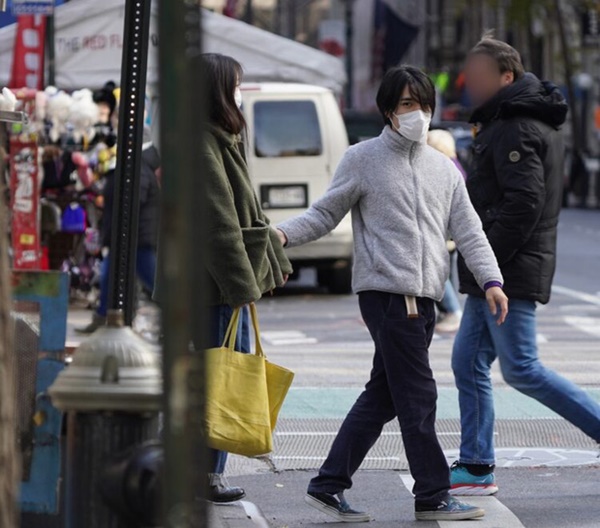 Hình ảnh hoàn toàn mới lạ của cựu Công chúa Mako sau khi rời bỏ hoàng gia: Chưa bao giờ cười thoải mái, vui vẻ và rạng rỡ đến vậy!-3