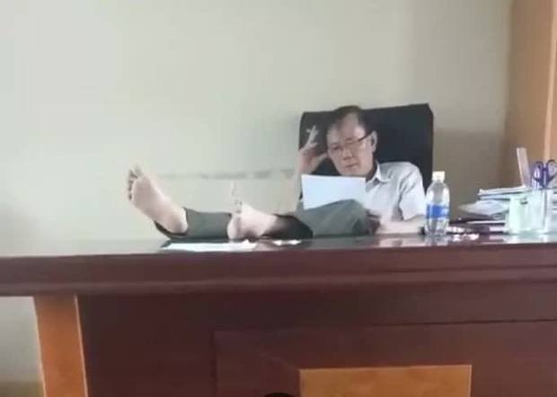 Kỷ luật cảnh cáo hạt trưởng kiểm lâm có thói quen gác 2 chân lên bàn làm việc-1