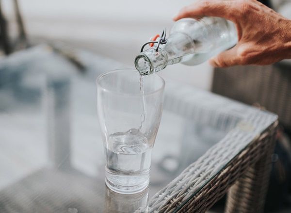 4 loại nước không nên uống nhiều vì dễ gây nguy cơ ngộ độc, có cả nước từ bình lọc-1