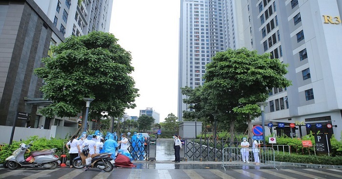 Chung cư ở Hà Nội tranh cãi nảy lửa chuyện có khóa cửa thoát hiểm để phòng dịch?-1