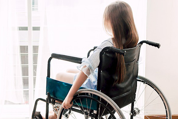 Video: Cổng sắt bật tung đè lên người phụ nữ khi đang sửa chữa-1