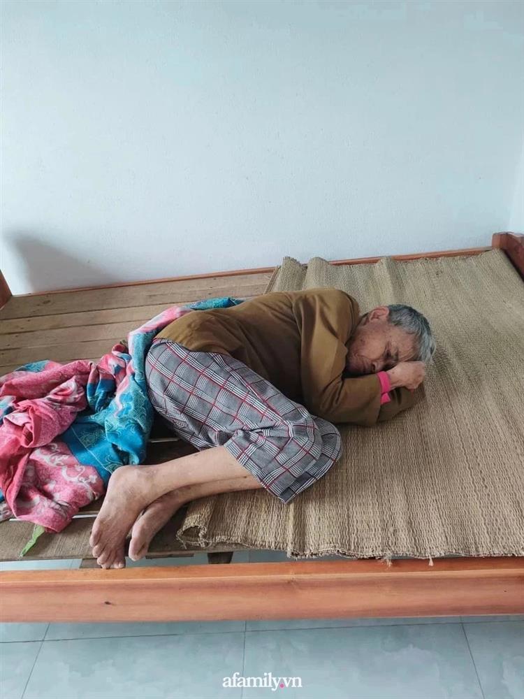 Thảm cảnh cụ bà không chồng không con, thần kinh không ổn định, lay lắt sống một mình trong căn nhà tình thương-1