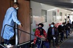 Vụ 2 học sinh sốc phản vệ nặng sau tiêm vaccine COVID ở Bắc Giang: Vì sao không dừng tiêm?-2