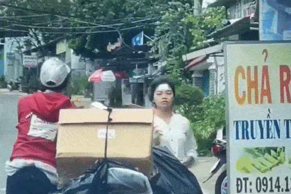 Khoảnh khắc cô gái chạy ra đường đón mẹ đi thu lượm ve chai về 'gây bão' MXH Việt