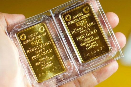 Cú tăng sốc cuối ngày, giá vàng lấy lại mốc 61 triệu/lượng