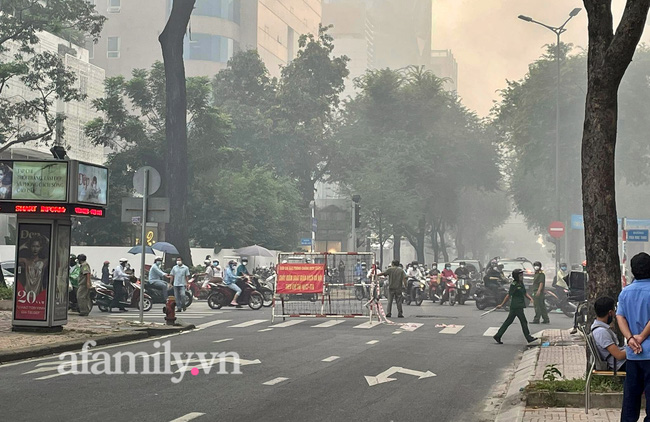NÓNG: Cháy quán bar ở quận 3 TP.HCM, phong tỏa một đoạn phố Nguyễn Thị Minh Khai mở đường cho xe cứu hỏa-2