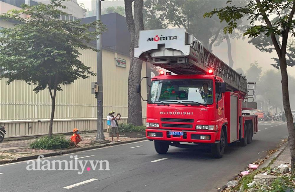 NÓNG: Cháy quán bar ở quận 3 TP.HCM, phong tỏa một đoạn phố Nguyễn Thị Minh Khai mở đường cho xe cứu hỏa-3