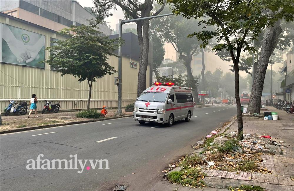 NÓNG: Cháy quán bar ở quận 3 TP.HCM, phong tỏa một đoạn phố Nguyễn Thị Minh Khai mở đường cho xe cứu hỏa-4
