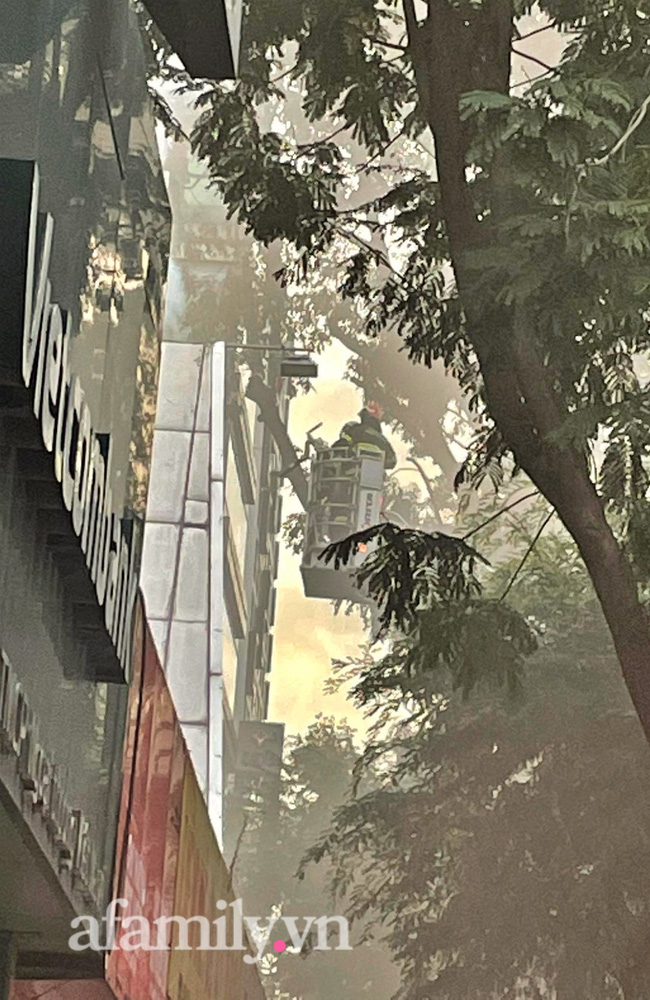 NÓNG: Cháy quán bar ở quận 3 TP.HCM, phong tỏa một đoạn phố Nguyễn Thị Minh Khai mở đường cho xe cứu hỏa-6