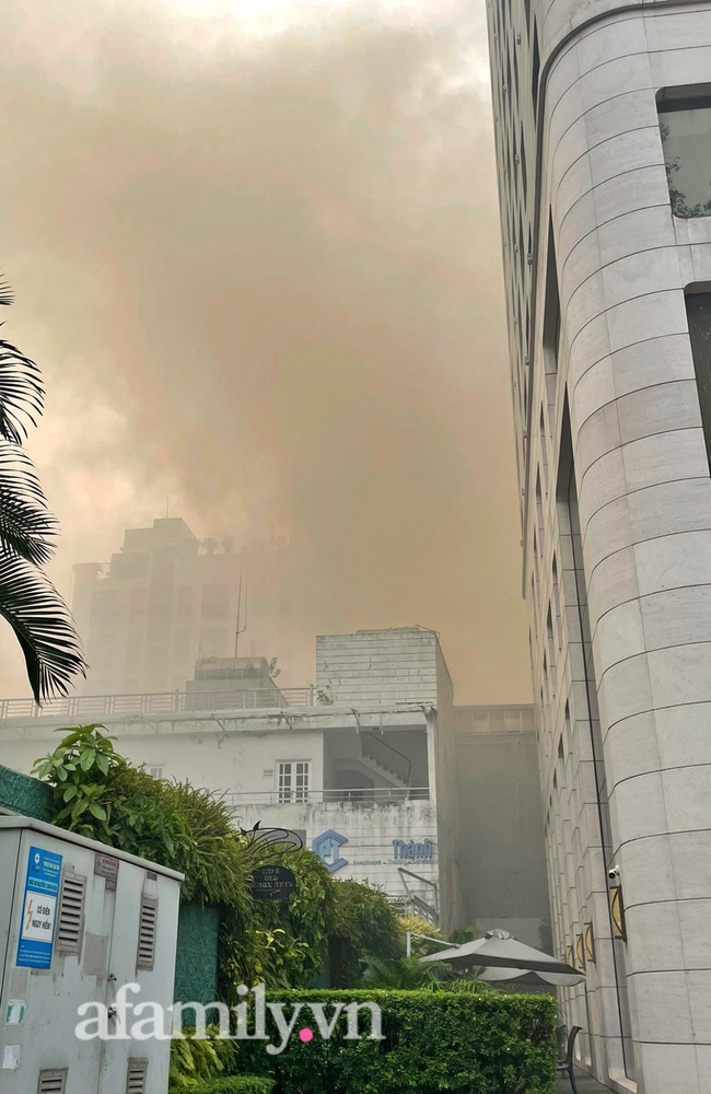 NÓNG: Cháy quán bar ở quận 3 TP.HCM, phong tỏa một đoạn phố Nguyễn Thị Minh Khai mở đường cho xe cứu hỏa-7