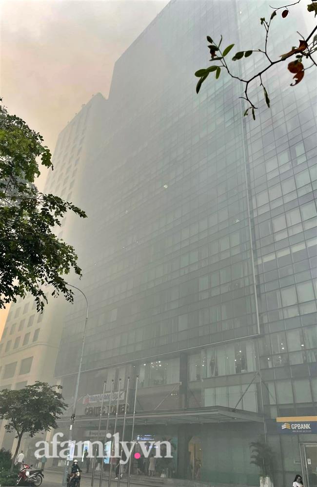 NÓNG: Cháy quán bar ở quận 3 TP.HCM, phong tỏa một đoạn phố Nguyễn Thị Minh Khai mở đường cho xe cứu hỏa-8