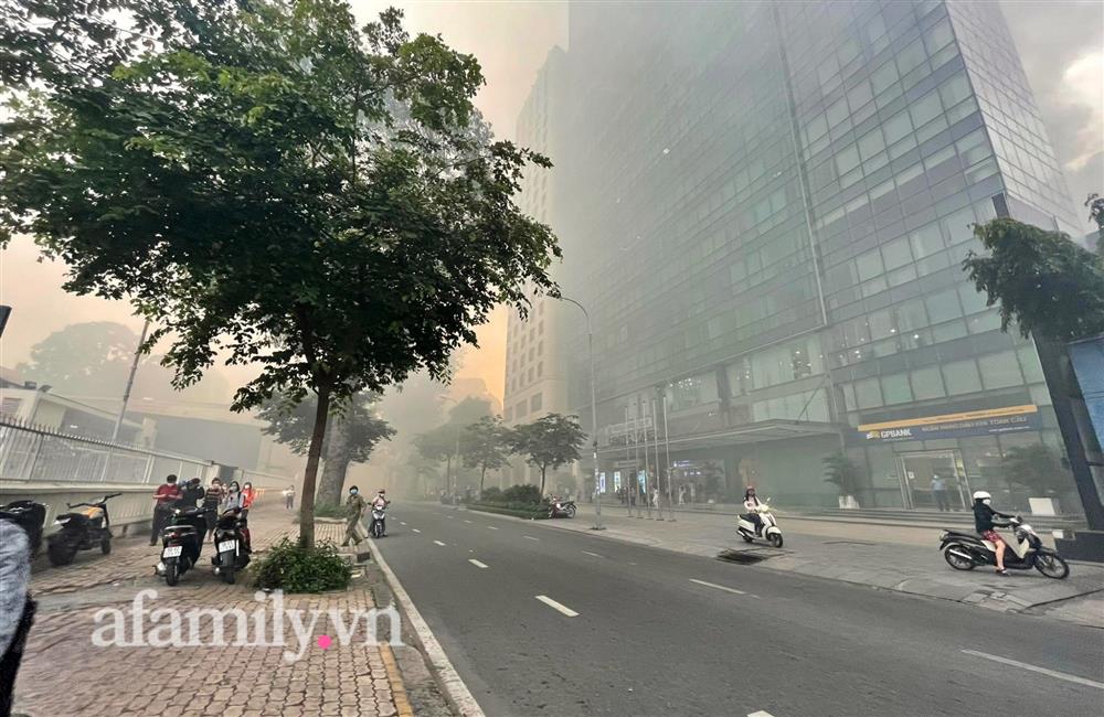 NÓNG: Cháy quán bar ở quận 3 TP.HCM, phong tỏa một đoạn phố Nguyễn Thị Minh Khai mở đường cho xe cứu hỏa-9