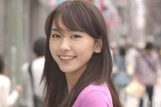 Đêm tân hôn trời mưa to, vợ nhất định đòi ăn kem, người chồng cảm thấy có “trò mèo”, đi mua về thì ngây ngẩn cả người