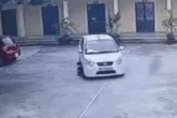 Thanh niên đi xe phân khối lớn ép ngã người đi đường rồi bỏ chạy ở Hà Nội-3