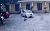Bé trai đang chơi ở sân suýt bị bánh xe ô tô cán trúng trong gang tấc-1