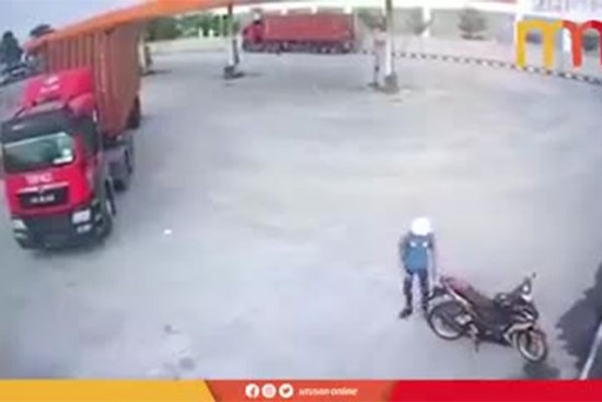 Mải bơm xe, anh chàng thoát chết sau cú cua 