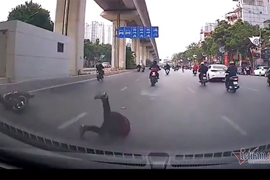Thanh niên đi xe phân khối lớn ép ngã người đi đường rồi bỏ chạy ở Hà Nội