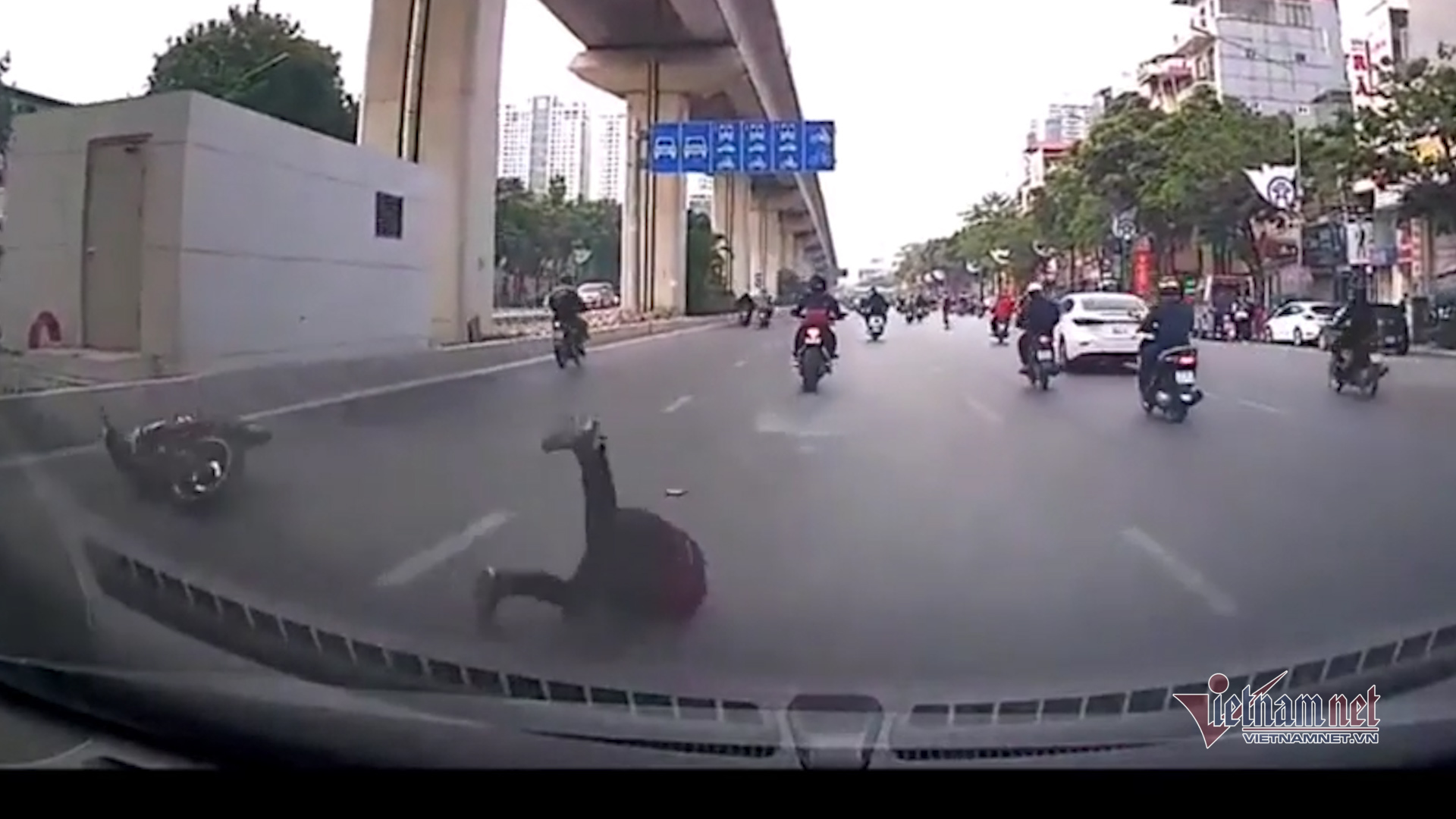 Thanh niên đi xe phân khối lớn ép ngã người đi đường rồi bỏ chạy ở Hà Nội-2