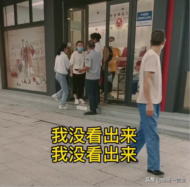 Cô gái mắng bảo vệ vì bị gọi chị, cư dân mạng lên tiếng: Ăn mặc vậy không gọi bằng bà nội là may rồi!-3