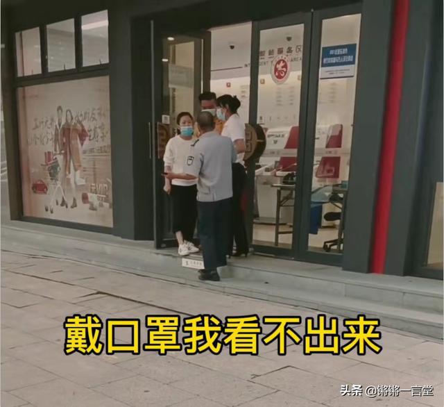 Cô gái mắng bảo vệ vì bị gọi chị, cư dân mạng lên tiếng: Ăn mặc vậy không gọi bằng bà nội là may rồi!-6