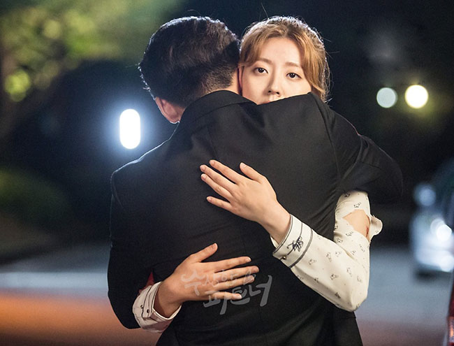 Vợ y tá phải làm ca đêm, trước khi đi dứt khoát ôm chồng một cái, sau khi cô đi chồng ngã quỵ không dậy nổi!-1