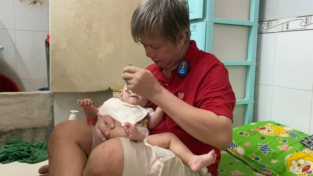 Hai bé sinh đôi bị bố mẹ chối bỏ giữa mùa dịch, ông bà nghèo không biết lấy gì nuôi cháu-3