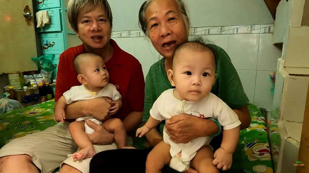 Hai bé sinh đôi bị bố mẹ chối bỏ giữa mùa dịch, ông bà nghèo không biết lấy gì nuôi cháu-4