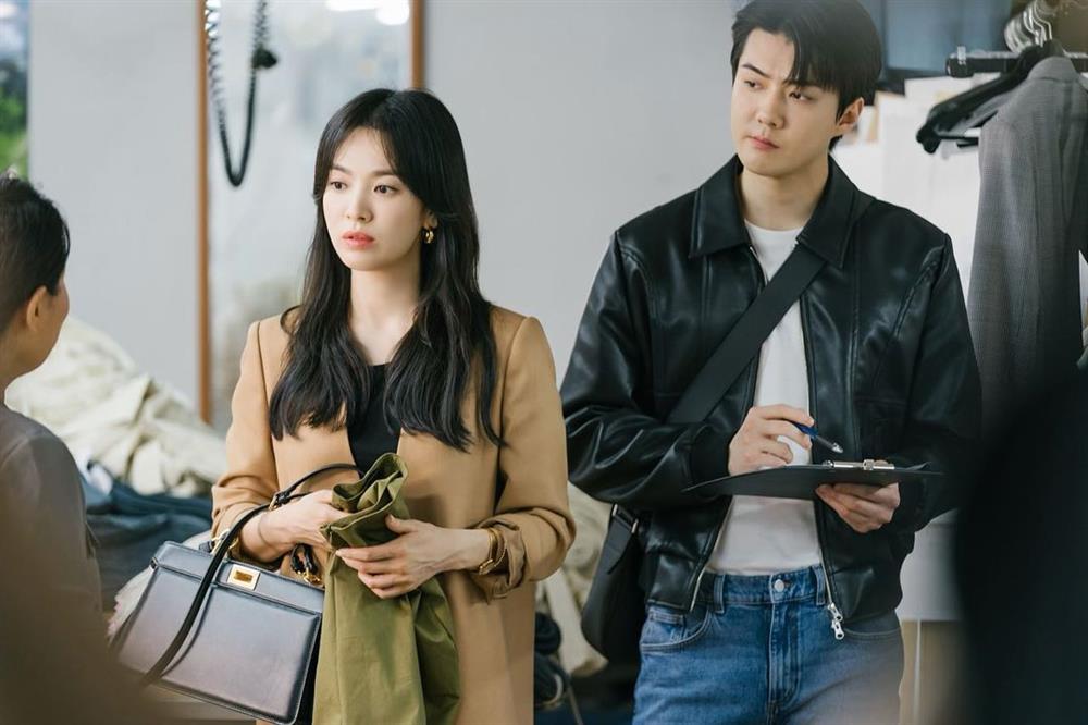 Fan sốt sình sịch với áo khoác Song Hye Kyo-11