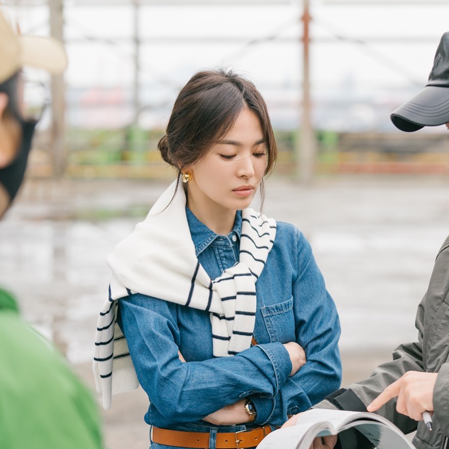 Fan sốt sình sịch với áo khoác Song Hye Kyo-12