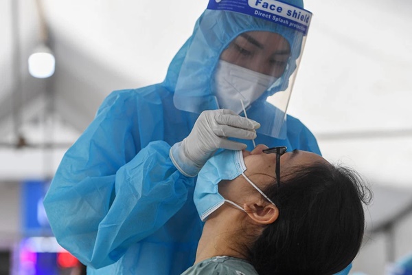 Ngày 27/11, có thêm 13.063 ca COVID-19, một tỉnh bổ sung 3.004 ca mắc-1