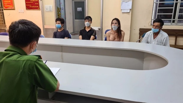 Triệt phá băng nhóm chuyên giả gái mại dâm dụ quý ông vào khách sạn để lấy tài sản ở TP.HCM-3
