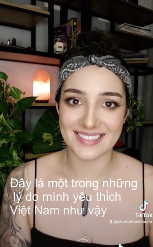 Xe hỏng giữa lòng Hà Nội, cô gái ngoại quốc được 5 người đàn ông làm một việc khiến cô phải khẳng định: Chỉ có ở Việt Nam thôi-1