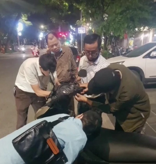 Xe hỏng giữa lòng Hà Nội, cô gái ngoại quốc được 5 người đàn ông làm một việc khiến cô phải khẳng định: Chỉ có ở Việt Nam thôi-2
