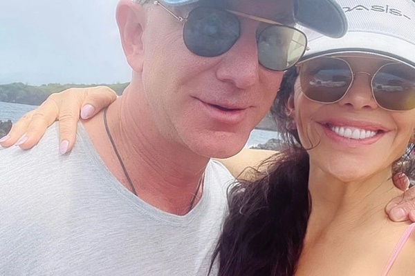 Bạn gái khoe ảnh đốt mắt dư luận, tỷ phú Amazon có phản ứng lạ khiến nhiều người nghi ngờ-4